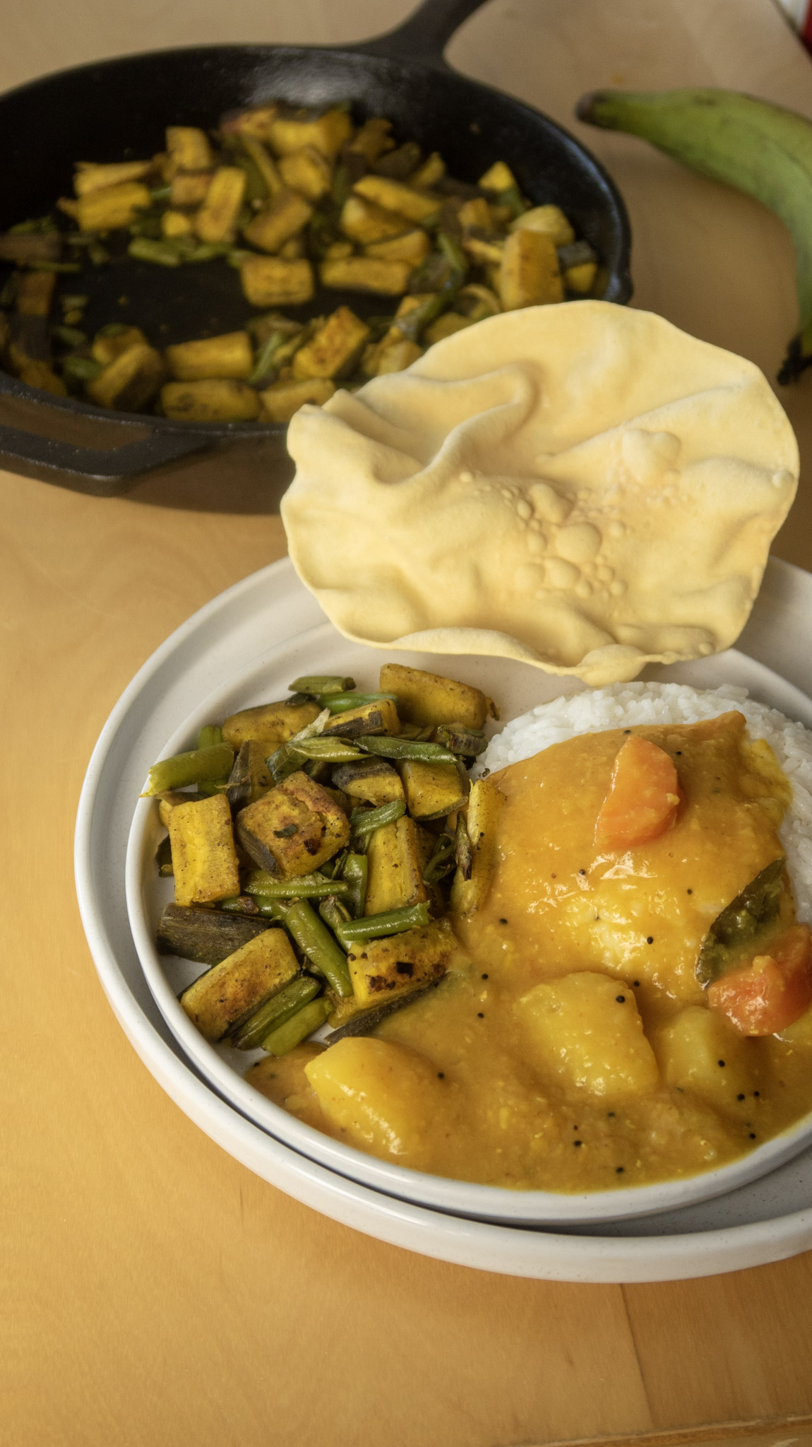 Achinga Kaya Mezhukkupuretti served with rice, sambar and pappadom